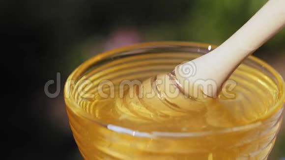 宝贝滴蜜用滴头提取蜂蜜蜂蜜淋巴器视频的预览图