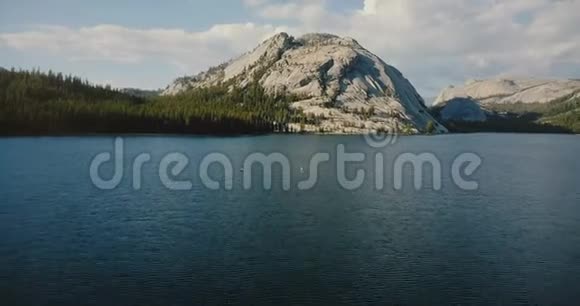 无人机在美丽的阳光充足的山湖上空飞行两名皮艇运动员在夏季的约塞米蒂国家公园美国视频的预览图