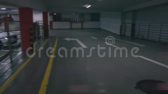 地下一车停车场或车库视频的预览图