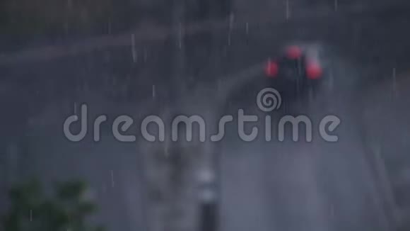 在雨天与街道车辆交通一起拍摄雨滴视频的预览图
