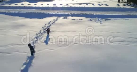 孩子们在雪地里玩4k视频的预览图