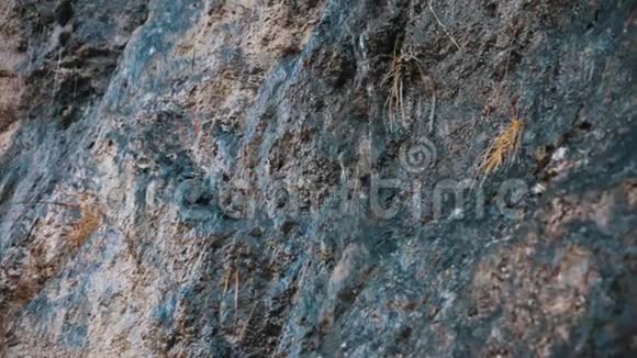 岩石墙上的一小股涓涓细流视频的预览图