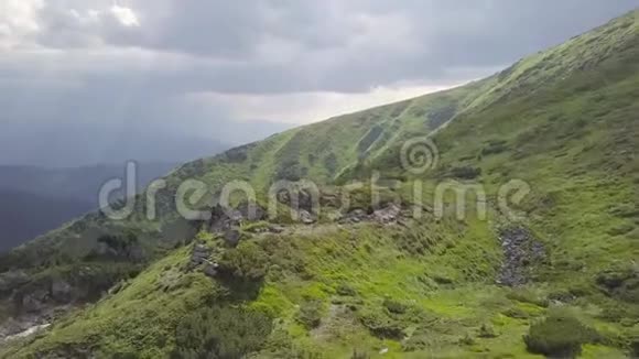 鸟瞰山脉喀尔巴阡山脉乌克兰视频的预览图