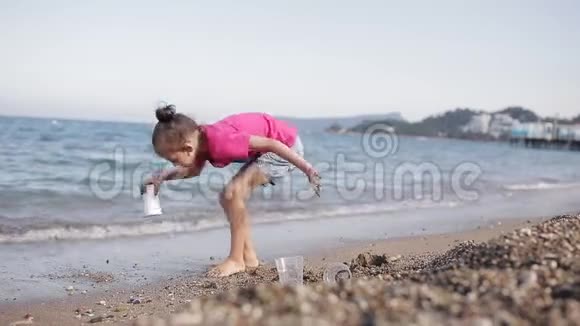 女孩在沙滩上玩石子视频的预览图