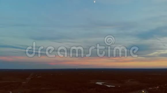 黎明在一个小镇的睡眠区从高处俯瞰森林视频的预览图