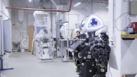 生产机器人的工厂机器人值得拆卸微笑着视频的预览图
