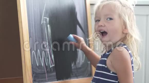 女孩在黑板上画了一个小袋子然后擦除图片视频的预览图