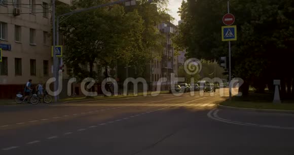 日落时的人行横道移动的汽车视频的预览图