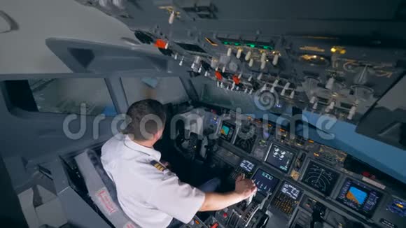 飞行教练正在执行飞行模拟器的降落任务视频的预览图