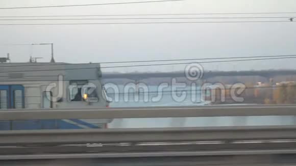 铁路线在德尼普罗河上空闪耀着阳光基辅视频的预览图