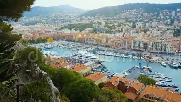 游艇和船只在港口如果尼斯建筑夏季城市景观法国里维埃拉视频的预览图