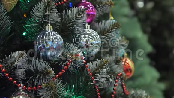 漂亮的人造圣诞树闪闪发光的装饰品视频的预览图