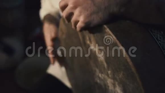 人的手在一个叫班迪尔的阿拉伯打击乐器鼓上鼓出一个节拍视频的预览图