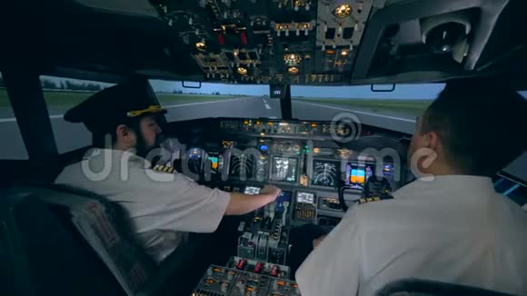 专业飞行员在飞行模拟器中起飞时向业余飞行员发出指令视频的预览图