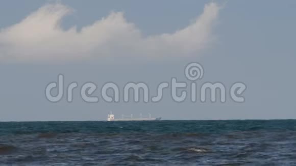 驳船沿海岸漂浮视频的预览图