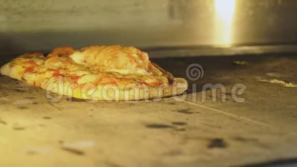 正宗意大利披萨烤在烤箱里视频的预览图