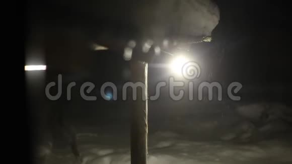 管顶冰柱冰钟乳石挂顶晚上的时间光线照在背景上雪视频的预览图