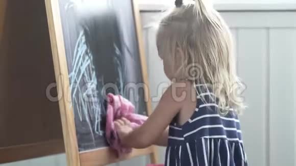 婴儿把它的照片从木板上擦掉视频的预览图