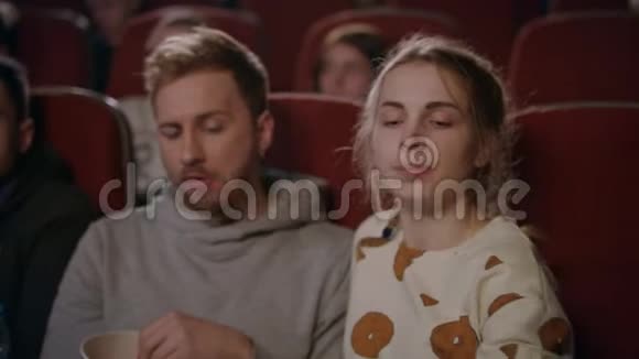 女孩在电影院和男朋友拍自拍照片情侣合影视频的预览图