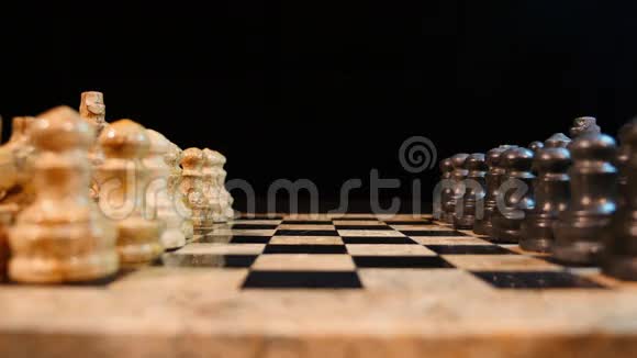 两名棋手下棋的侧镜头视频的预览图