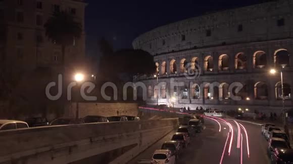 从左到右的Timelapsepan拍摄了罗马竞技场附近的夜间交通竞技场也被称为弗拉维安视频的预览图