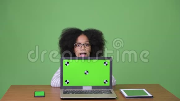 年轻可爱的非洲女孩非洲发型手提电脑视频的预览图