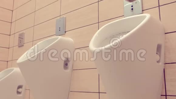 男厕小便器清空公共厕所特写视频的预览图
