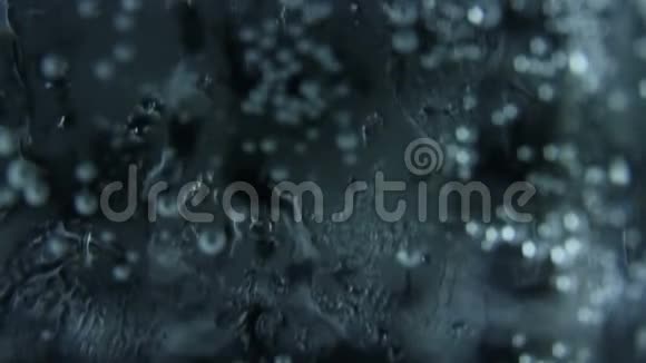 冰水中的气泡视频的预览图