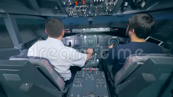 在飞行员和平民控制的飞行模拟器中飞行视频的预览图
