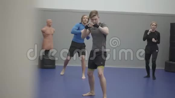 在健身房训练的男人和女人在拳击前热身男腿和女腿转向脚趾视频的预览图