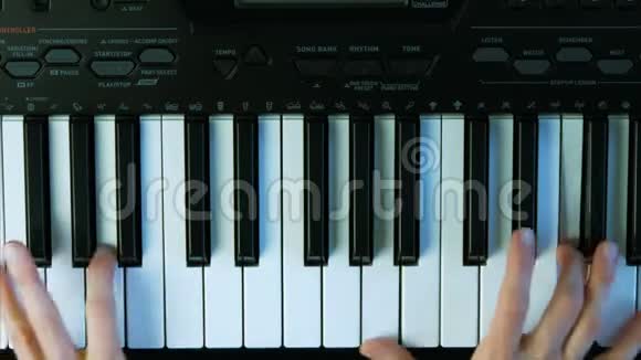 女手弹钢琴一个女人用手指触摸钥匙视频的预览图