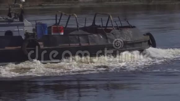 一艘旧驳船拖船沿着河航行复制空间运输河船水运工业视频的预览图