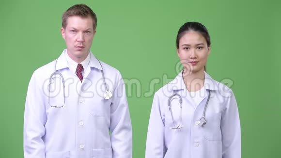多种族夫妇的医生一起竖起大拇指视频的预览图