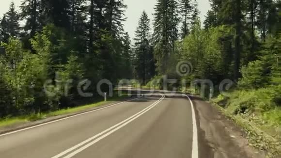 山区森林中的汽车道路弯道和限速标志4K型万向节稳速行射视频的预览图