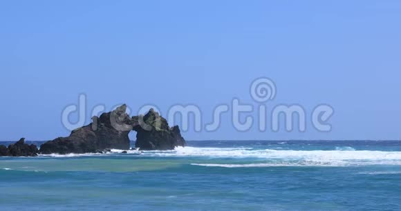 图鲁苏岩崖在蓝色海洋中的大岛大岛宽射视频的预览图