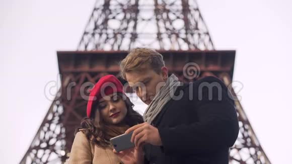 爱的情侣在埃菲尔铁塔背景下自拍视频的预览图
