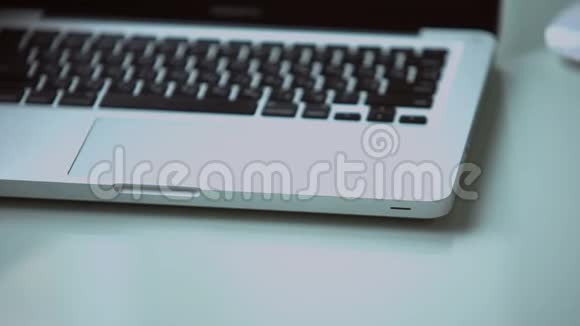 无线电脑鼠标移动接近笔记本电脑停止运动现代计算机技术视频的预览图