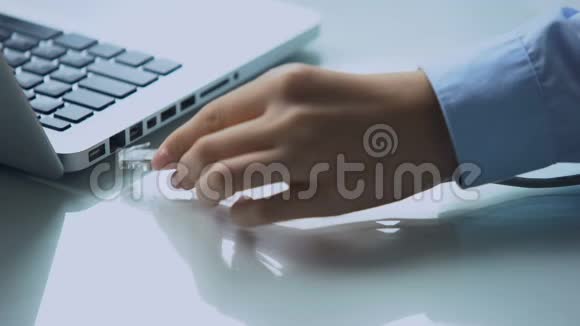 手连接高速互联网笔记本电脑现代个人电脑技术视频的预览图
