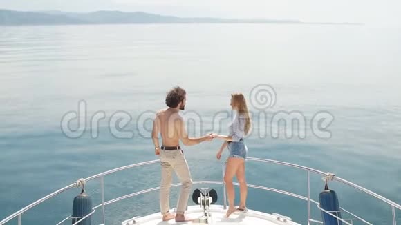 热情的情人在游艇上航行时在甲板上跳舞视频的预览图