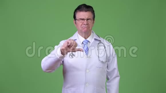 高级帅哥医生竖起大拇指视频的预览图
