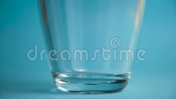 纯水倒入玻璃透明玻璃中视频的预览图