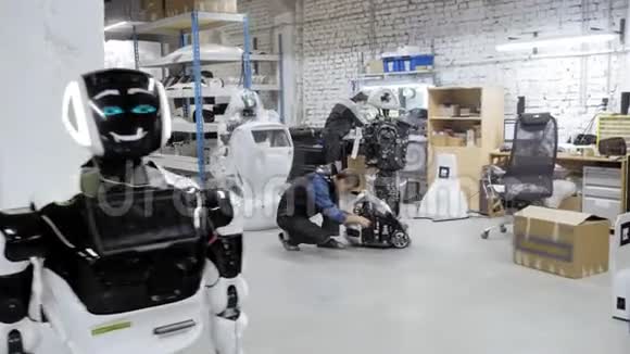 生产机器人的工厂工程师检查机器人在实验室里创造一个新的机器人修理机器人视频的预览图