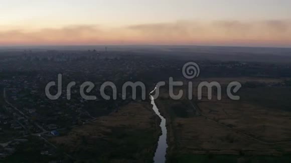 市郊的河流从空中拍摄的夜晚视频的预览图
