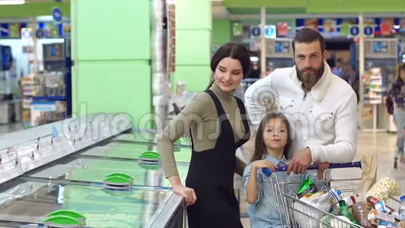 在超市的一个大冰箱附近有一个女儿的家庭画像视频的预览图