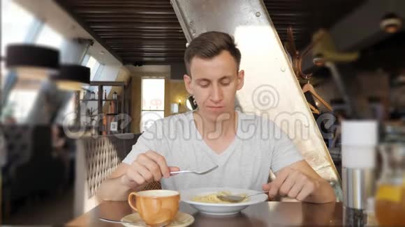 在咖啡馆里吃意大利面的帅哥视频的预览图