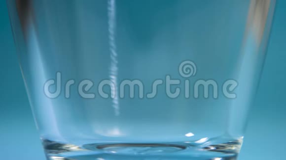 纯水倒入玻璃透明玻璃中视频的预览图