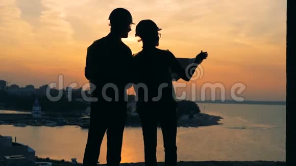 工人站在日落背景后景视频的预览图