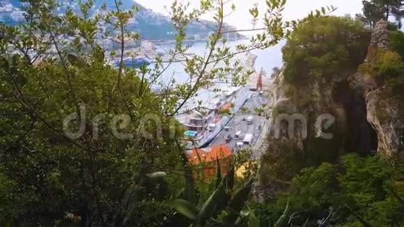法国里维埃拉尼斯港游艇上的绿树和群山旅游业视频的预览图