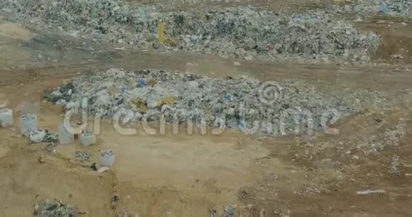 飞越垃圾填埋场从上面倾倒垃圾环境污染视频的预览图