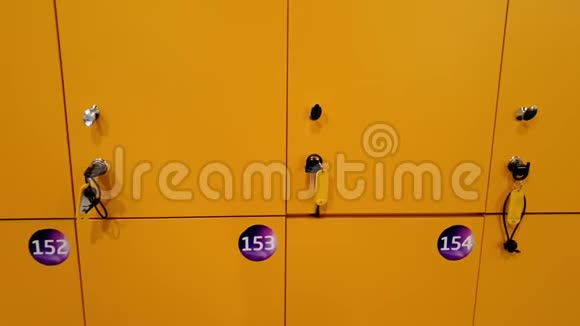 4k摄像机在体育馆内的锁柜门上翻动视频的预览图